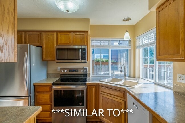 Building Photo - Two Bedroom Duplex in Great Neighborhood, Close to Schools! Pet Friendly!