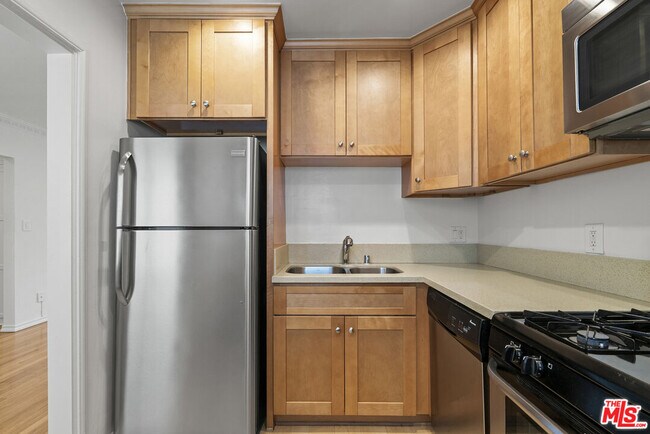 Building Photo - 1235 N Harper Ave