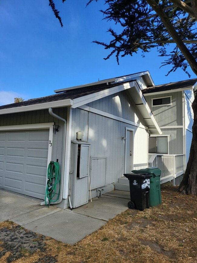 Primary Photo - Recently Upgraded Townhouse in the Hills o...