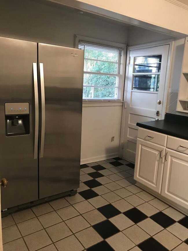 Building Photo - 1933 Kilburn Dr NE