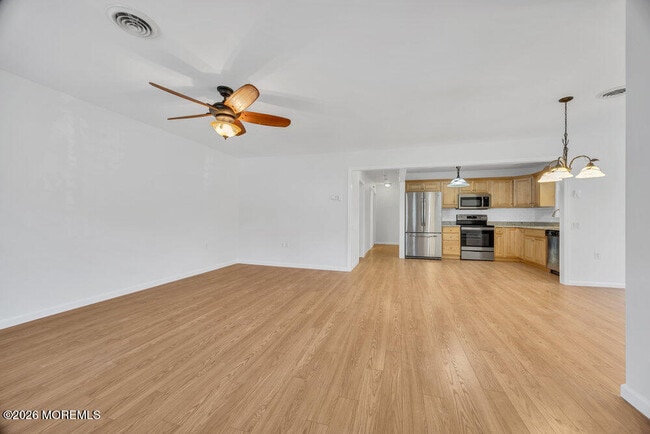 Building Photo - 5B Spring St