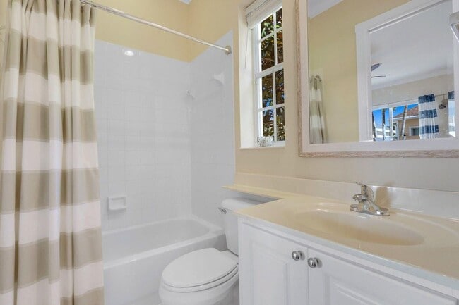 Building Photo - 122 Poinciana Dr