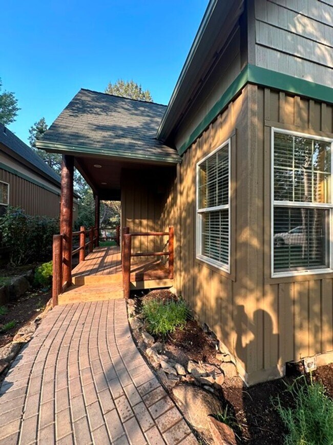 Building Photo - Chalet in the Running Y