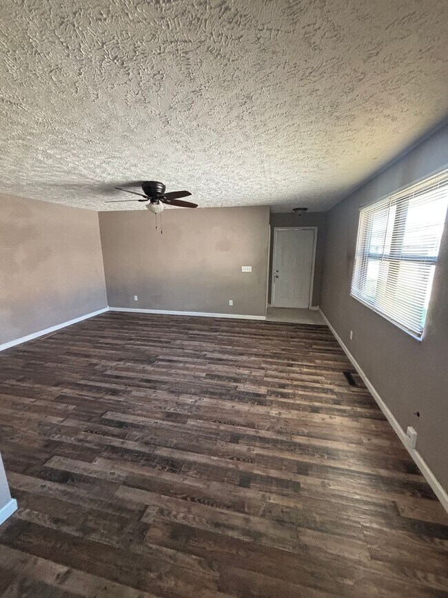 Building Photo - 831 W Edgewood St
