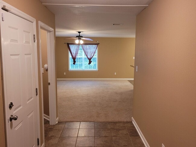 Building Photo - Spacious 3BD/2BA Home Near Moody AFB | Ope...