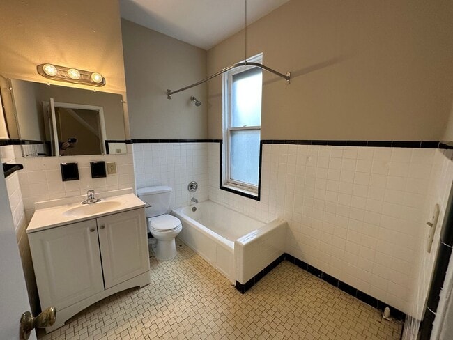 Building Photo - 1 & 2 Bedrooms-Brady St - Heat & Electricity Included