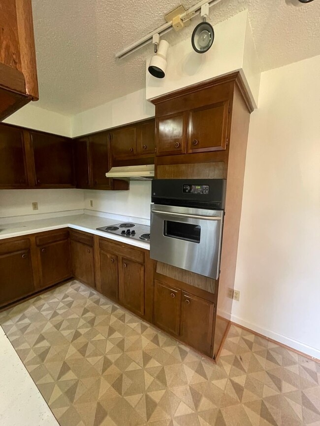 Building Photo - 2 bedroom 3 bath  Mid- Century style home! This home has a wonderful outdoor area great for Enter...