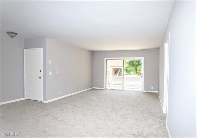 Building Photo - 3 br, 2 bath Condo - 4560 Maple Avenue 236