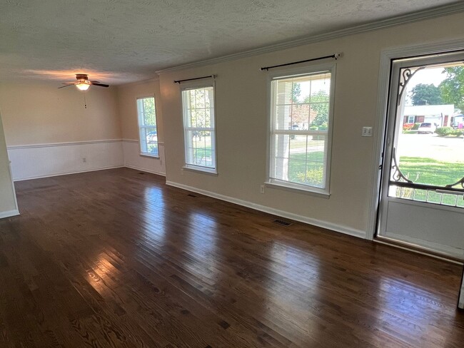 Building Photo - Conveniently Located Home with Fenced Back...