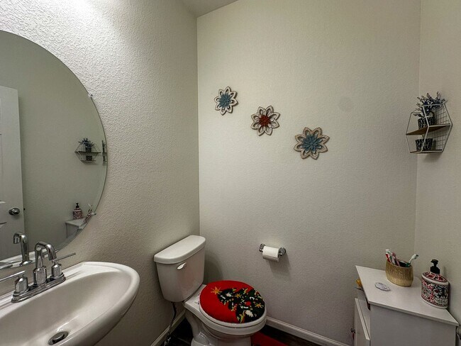 Building Photo - NEARLY NEW 3-bed Paired Home in Senderos Creek community!