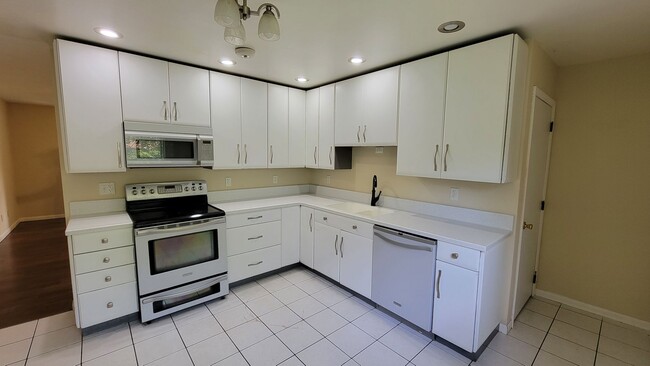 Building Photo - Charming 3 Bedroom Home With Partially Fin...