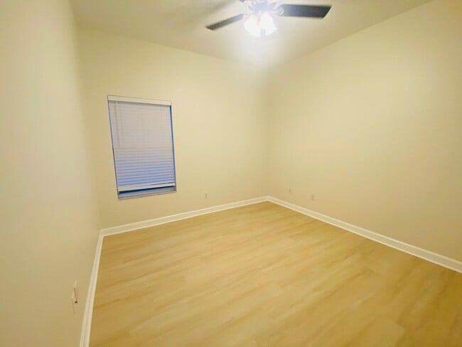 Building Photo - Your Dream Home Awaits! 5 bedroom 3 bath Single Family HOME!!