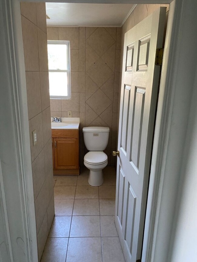 Building Photo - Spacious 2-Bedroom Home for Lease in Akron
