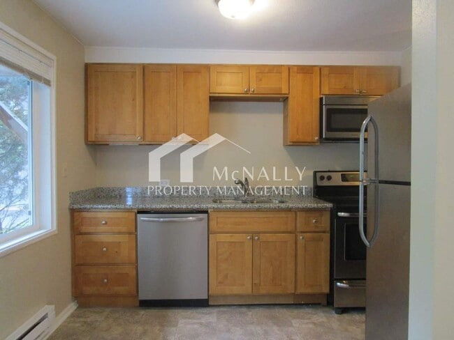 Building Photo - 2 Bedroom 1 Bathroom Townhome in Downtown ...