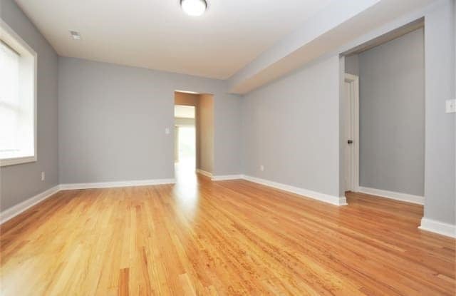 Building Photo - 6240 N Sacramento Ave