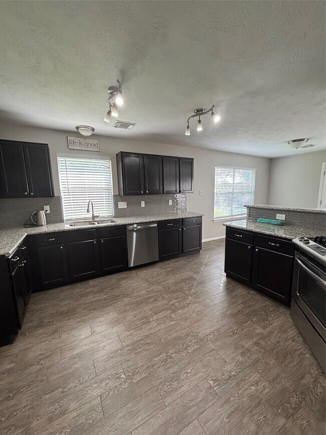 Building Photo - 1702 Oak Ridge Dr