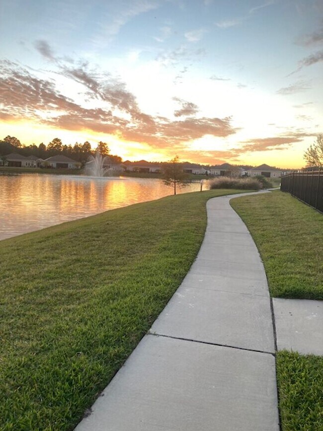 Building Photo - Stylish & Low-Maintenance Living in Oakleaf Community