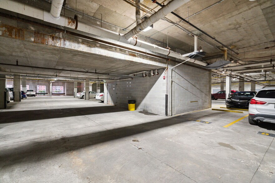 Building Photo - 300 W Elm St