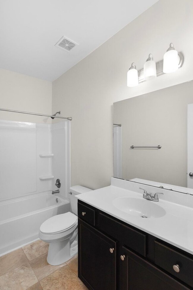 Building Photo - Townhouse For Rent! Rebated Application Fe...