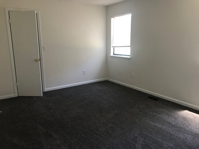 Building Photo - 2 Bedroom 2 Bath Duplex Located off of Vet...