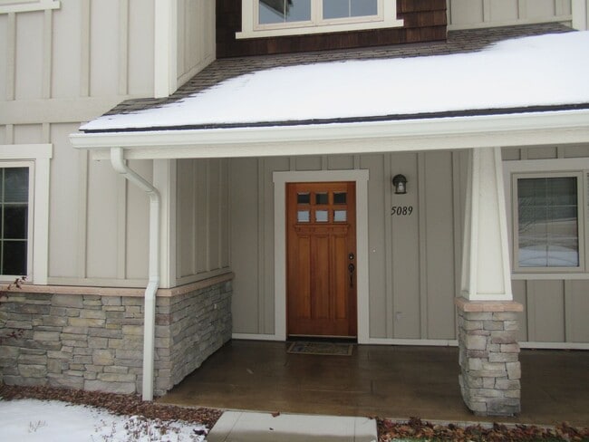 Building Photo - 2 Bed 2.5 Bath Furnished River Lakes Townhouse!