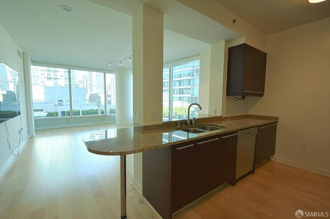 Building Photo - 425 1st St