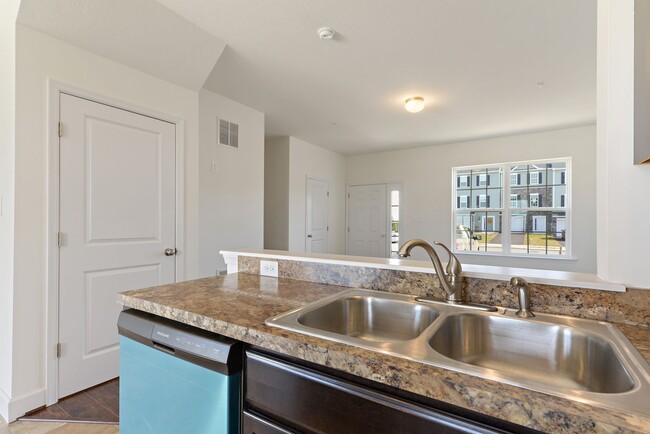 Building Photo - End Unit- 3 Bedroom Townhouse!