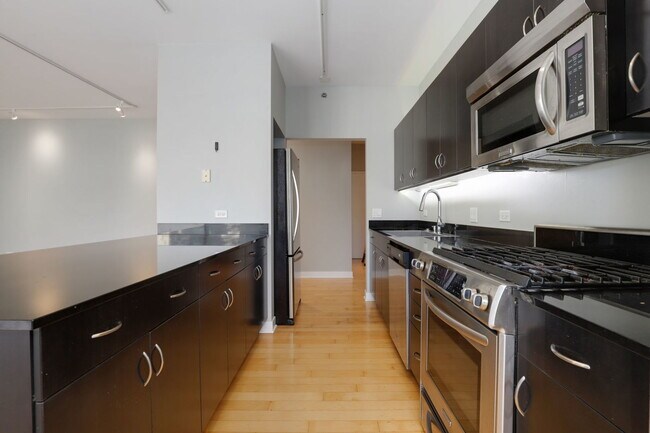 Building Photo - 8 E Randolph St
