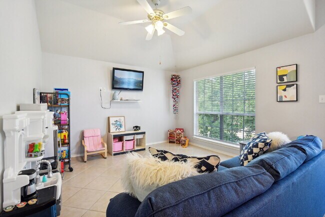 Building Photo - "Discover Comfort & Style: Spacious 3-Bedr...