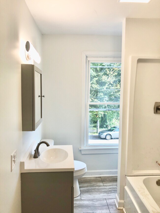 Full Bath - Second Floor - 1709 Everett St