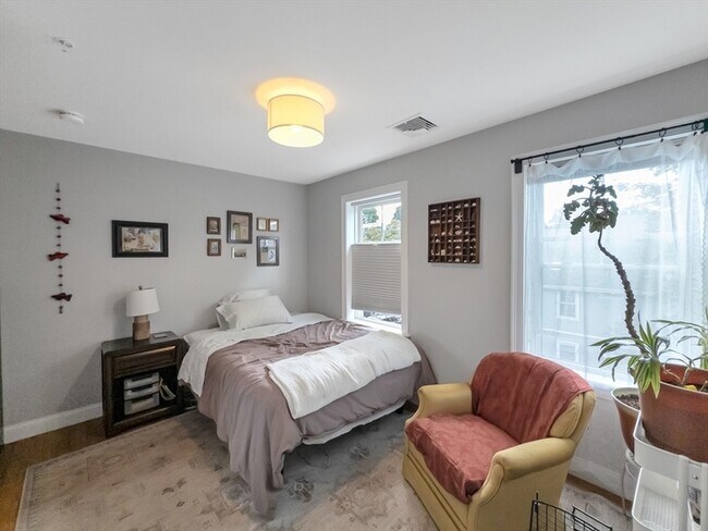 Building Photo - 19 Iona St