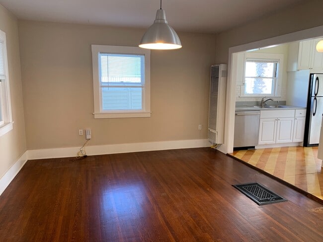 Building Photo - Adorable 2 Bedroom Cottage with Fenced yard, Washer+Dryer, Dishwasher, Reserved Parking!