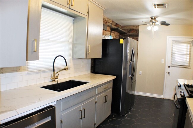 Building Photo - Charming Riverside Home on Hillside Avenue!