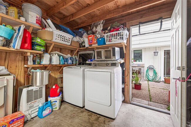 Building Photo - 12705 Huntingwick Dr