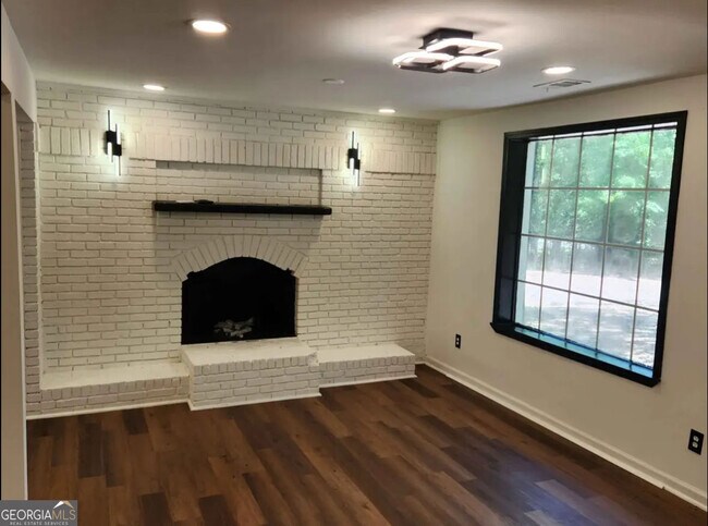 Building Photo - 683 Almon Rd