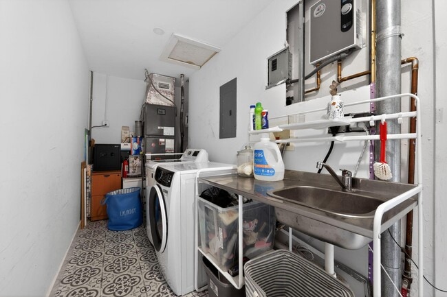 Building Photo - 976 SW 11th St