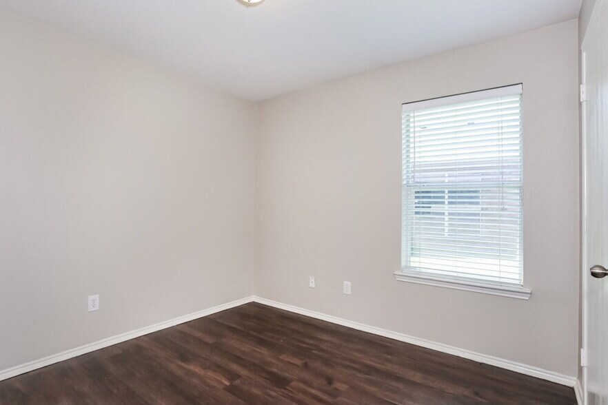 Building Photo - 1124 Sandalwood Dr