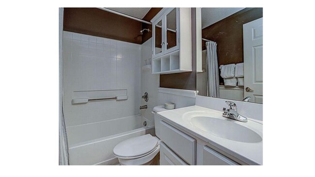 Guest Bath - 5401 Michelles Oak Ct
