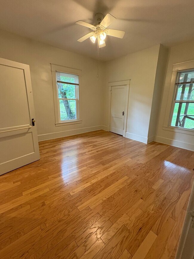 Building Photo - Spacious 3 Bedroom 2 Bath Trinity Park Hou...