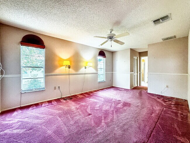Building Photo - "Charming 2-Bedroom Oasis with 2 Full Bath...