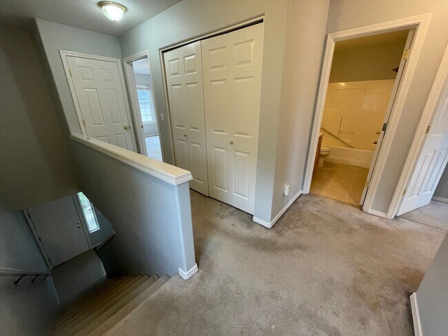 Building Photo - Charming 3 Bd, 2.5 Ba Pet-Friendly Home in Hillsboro ~ Washer & Dryer Included, Single-Car Garage...