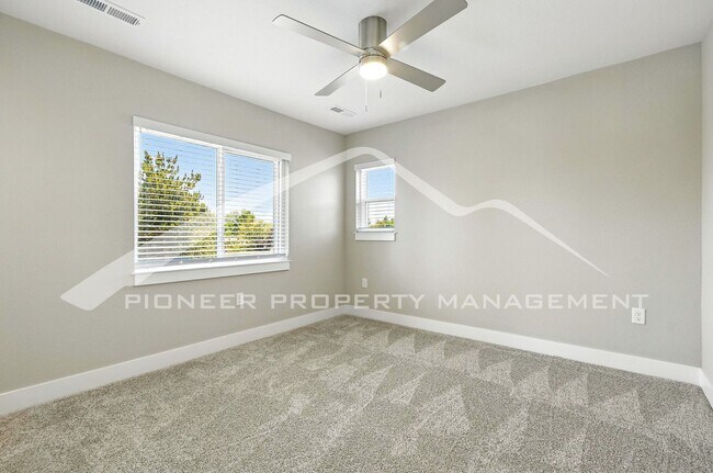 Building Photo - Spacious Home with Washer/Dryer and Centra...