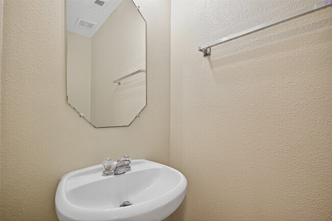 Building Photo - 6343 Settlers Square Ln