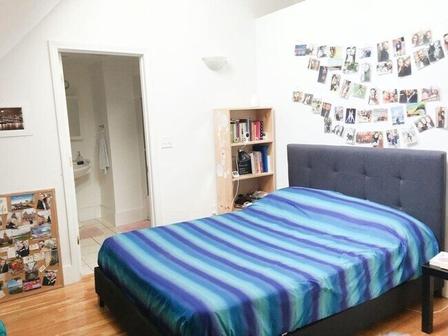 Building Photo - Oak Square Huge 2nd & 3rd floor SIX bed 3 1/2 bath Brighton