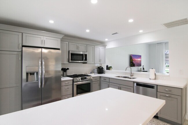 Building Photo - 221 N Swinton Ave