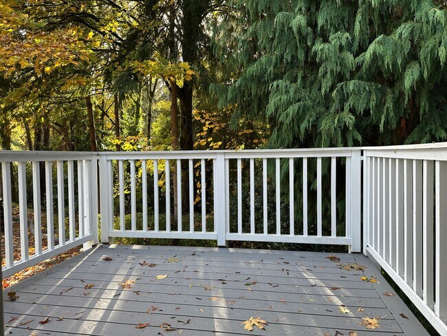 Building Photo - Beautiful 2 bed/2 Bath townhouse in Kenmore