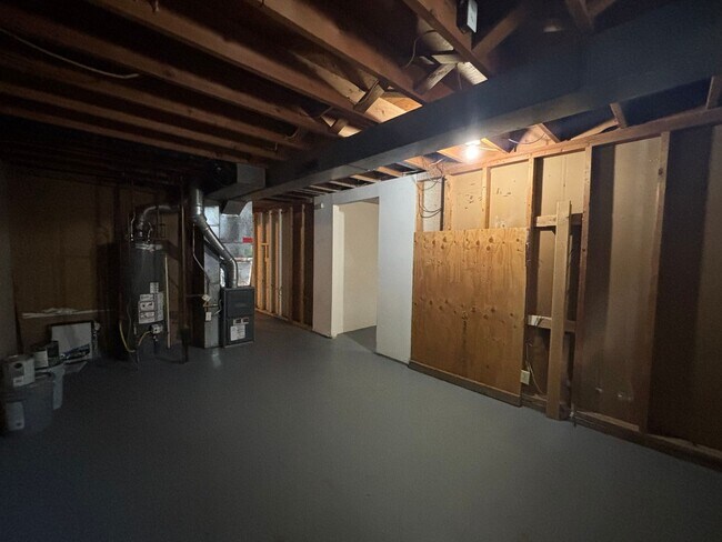 Building Photo - 4 bed 1.5 bath Ranch Style Home with Basem...