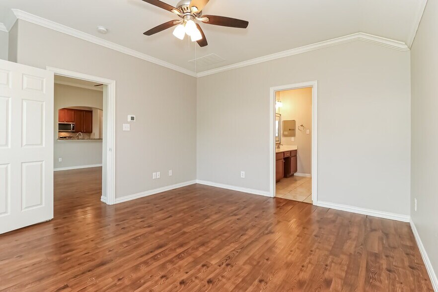 Building Photo - 319 W Little Creek Rd