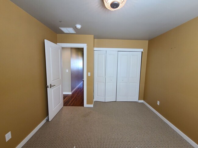 Building Photo - Beautiful 3 Bed 2.5 Bath Town house with A...