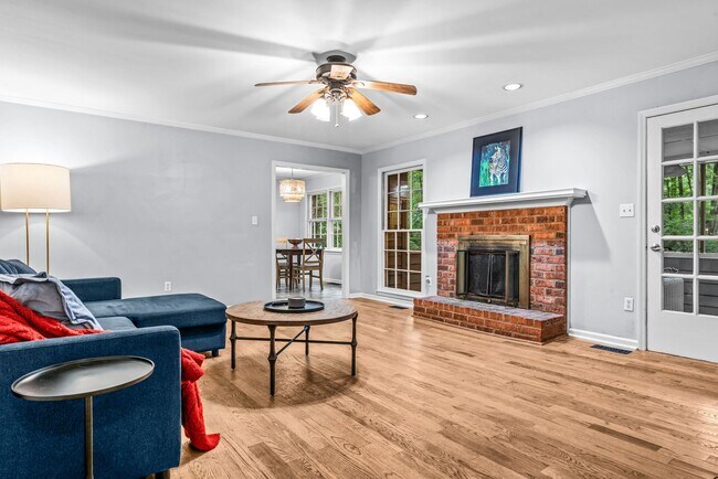 Building Photo - Prime Time Normal Town Living Home!
